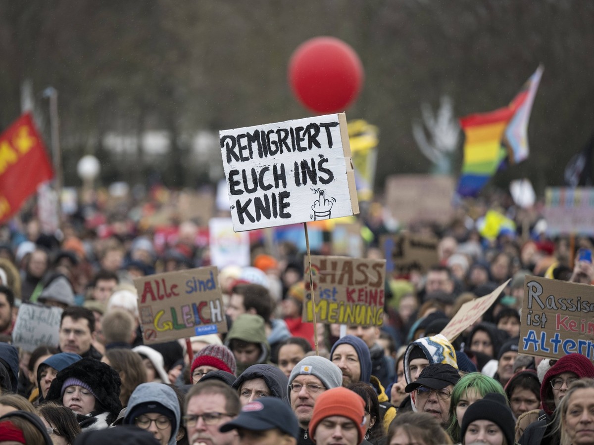 Teilnehmer einer Demonstration unter dem Motto Aktionstag Hand in Hand - Wir Sind Die Brandmauer gegen Rechtsextremismus auf der Reichstagswiese vor dem Bundestag am 03.02.2024 in Berlin mit einem Sch ...