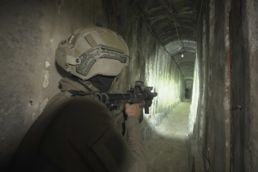 22.11.2023, Palästinensische Gebiete, Gaza-Stadt: Israelische Soldaten zeigen den Medien einen unterirdischen Tunnel, der unter dem Schifa-Krankenhaus in Gaza-Stadt gefunden wurde. Israel sagt, dass m ...