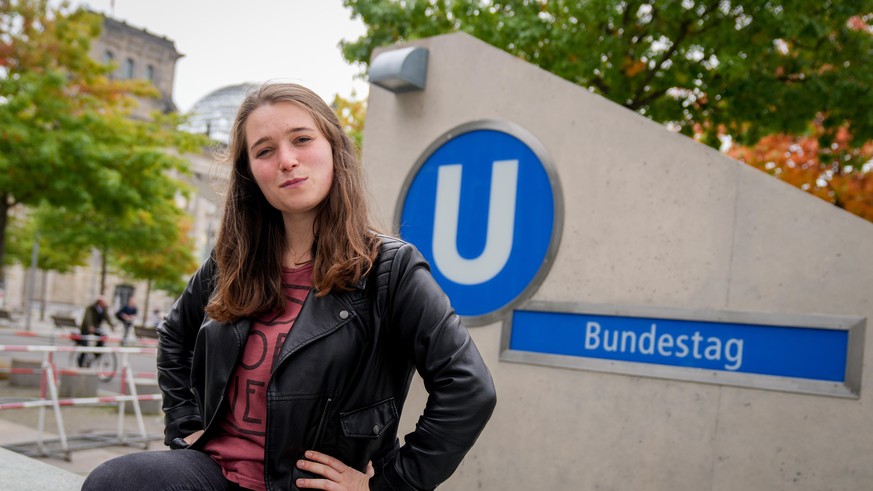 Emilia „Milla“ Fester von Bündnis 90/Die Grünen sitzt vor dem Reichstagsgebäude auf der Mauer der U-Bahnstation Bundestag. Fester ist mit 23 Jahren die jüngste Abgeordnete im neugewählten Deutschen Bu ...