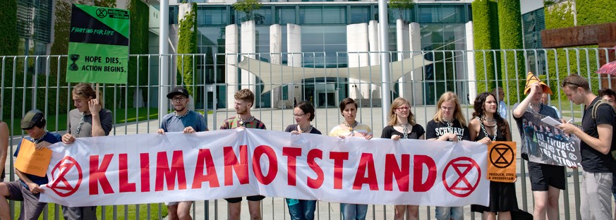 ARCHIV - 11.06.2019, Berlin: Aktivisten von Extinction Rebellion halten vor dem Bundeskanzleramt ein Transparent mit der Aufschrift &quot;Klimanotstand&quot;. (Zu dpa &quot;Klimaziel wohl verfehlt: Fa ...