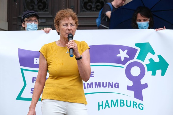 Mit einer Protestkation vor dem Hamburger Landgericht hat am Freitag 21.08.2020 der Prozess um eine Unterlassungsklage der Giessener Aerztin Kristina Haenel H�nel Foto begonnen. Die Allgemeinmediziner ...