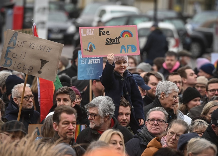 Demo gegen rechts in Emmerich Emmerich am Markt - Kundgebung gegen Rechts Gemeinsam gegen rechts in Bündnis aus Parteien, Verbänden, Vereinen und Kirchen in Emmerich setzen am Sonntag, 4. Februar 2024 ...