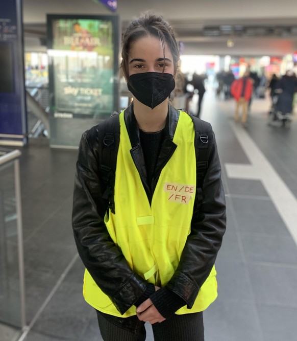 Die 20-jährige Studentin Pauline hilft Ukraine-Geflüchteten am Berliner Hauptbahnhof.