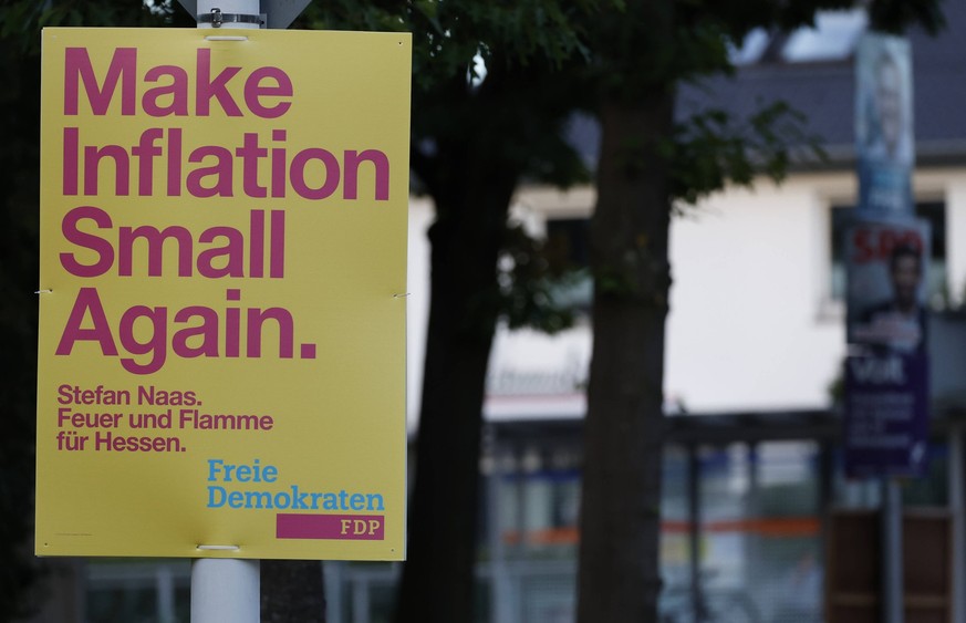 01.09.2023 Landtagswahl 2023 in Hessen Wahlkampfplakate Slogan MAKE INFLATION SMALL AGAIN FDP Stefan Naas Darmstadt Hessen Deutschland *** 01 09 2023 state election 2023 in Hesse campaign posters slog ...