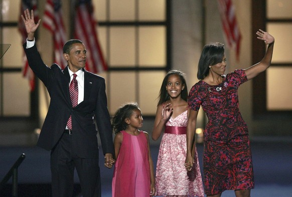 Barak Obama family wave at the last night of the Democratic Convention in Denver, Colorado.left to right: Senator Obama , Malia , Sasha, Michelle Obama. PUBLICATIONxINxGERxSUIxAUTxONLY Copyright: xDen ...