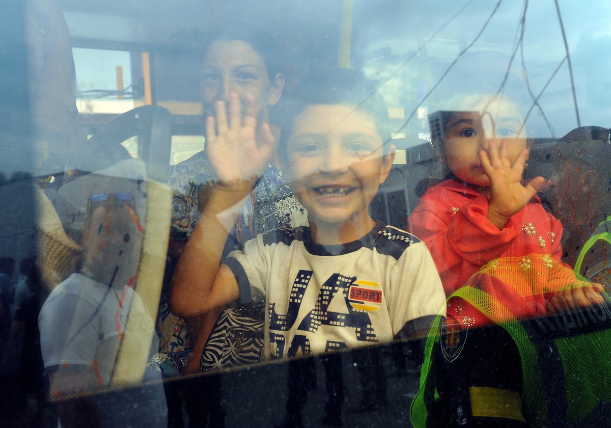 17.07.2022, Ukraine, Saporischschja: Kinder sitzen in einem Bus im Aufnahmezentrum f