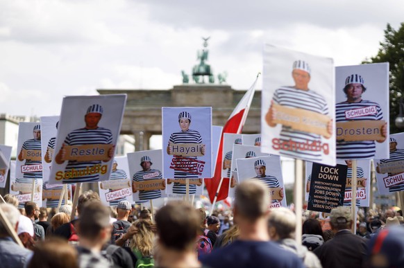 Demonstranten verschiedener Gruppierungen wie etwa der Initiative Querdenken 711 protestierten mit einer Gro�demonstration in Berlin gegen die bestehenden Ma�nahmen zur Eind�mmung der Corona-Pandemie. ...