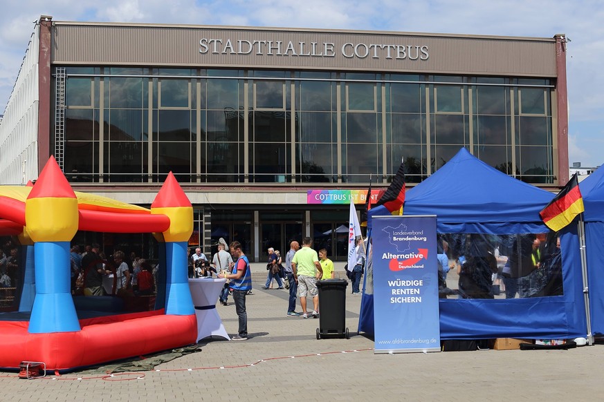 Hüpfburg und Infostand beim Wahlkampfauftakt der AfD für die Landtagswahl in Brandenburg, Cottbus, 13. Juli 2019. Die Wahl findet am 1. September 2019 statt. Landtagswahl Brandenburg Wahlkampfauftakt  ...