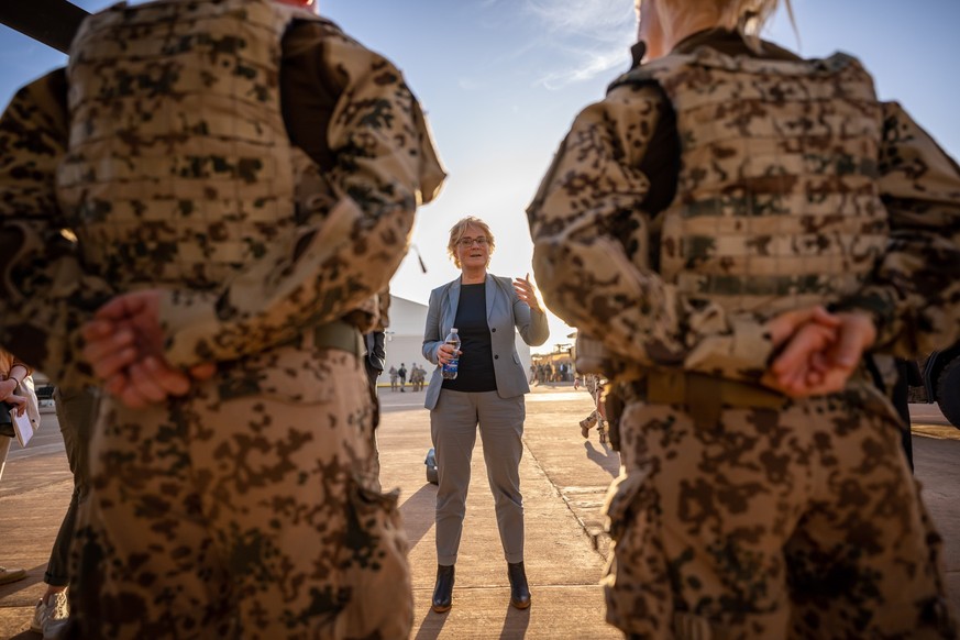 15.12.2022, Mali, Gao: Christine Lambrecht (SPD), Verteidigungsministerin, spricht mit Soldaten im deutschen Camp Castor. Lambrecht hält sich zu einem Besuch in Mali auf und besucht die Soldaten der B ...