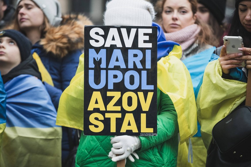 Demonstration Schützt Menschen - solidarisiert euch mit der Ukraine , 06.01.2024 Schild bei der Demonstration, Save Mariupol, Azovstal . Demonstration Schützt Menschen - solidarisiert euch mit der Ukr ...