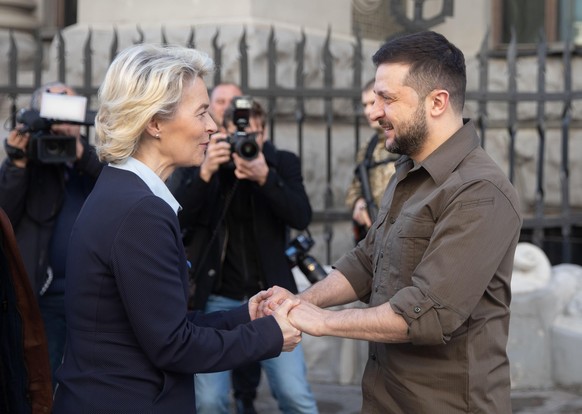 Krieg in der Ukraine. Praesident Volodymyr SELENSKYJ (ZELENSKYY) empfaengt EU Kommissionspraesidentin Ursula VON DER LEYEN und Vizepraesident Josep BORRELL am 08.04.2022. Meeting of the President of U ...