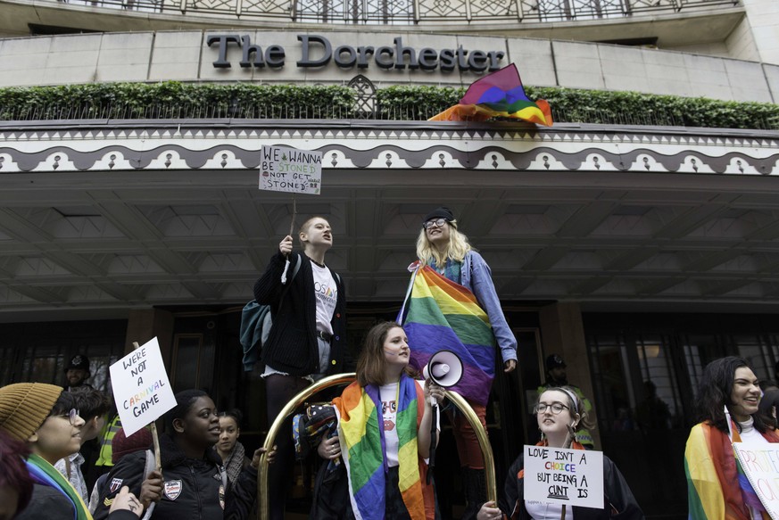 April 6, 2019 - London, Greater London, United Kingdom - Protesters are seen holding placards in front of the Dorchester Hotel during the demonstration...Protesters gathered outside of the luxury Dorc ...