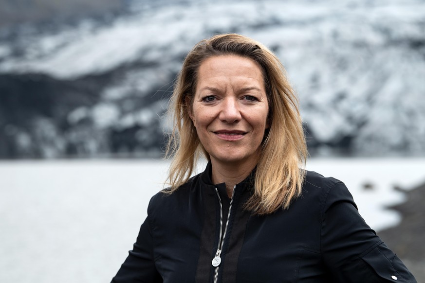 Antje Boëtius, Direktorin des Alfred-Wegener-Instituts, steht vor dem Gletscher Sólheimajökull. Bundespräsident Steinmeier und seine Frau sind zu einem zweitägigen Staatsbesuch in Island. Boëtius ist  ...