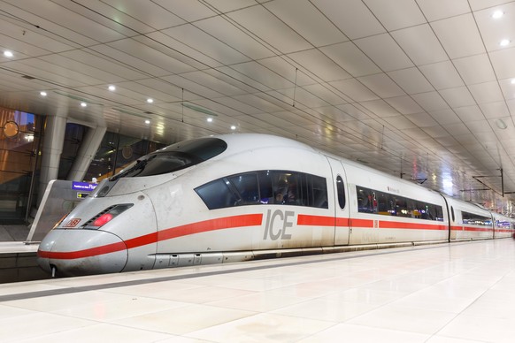 ICE Zug im Bahnhof Flughafen Frankfurt FRA Fernbahnhof Frankfurt, Deutschland - 20. November 2019: ICE Zug im Bahnhof des Flughafen Frankfurt FRA in Deutschland. *** ICE train at Frankfurt Airport FRA ...