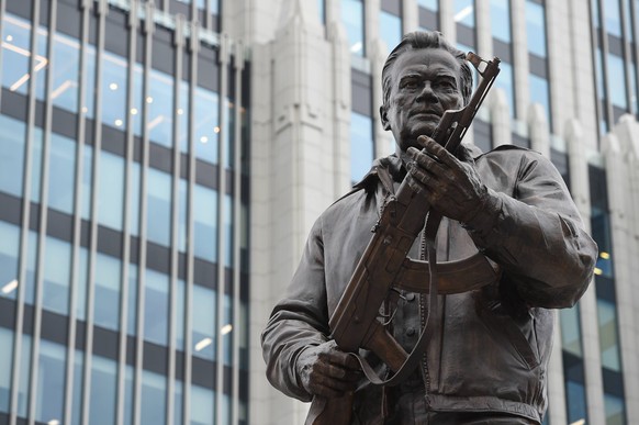 September 19, 2017. - Russia, Moscow. - A monument to gun-maker Mikhail Kalashnikov at the intersection of the Sadovo-Karetnaya and Dolgorukovskaya streets. AntonxBelitsky PUBLICATIONxINxGERxSUIxAUTxH ...