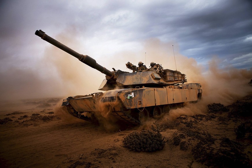 Marines roll down a dirt road on their M1A1 Abrams Main Battle Tank during a day of training at Exercise Africa Lion 2012. PUBLICATIONxINxGERxSUIxAUTxONLY Copyright: StocktrekxImages stk106239m

Marin ...