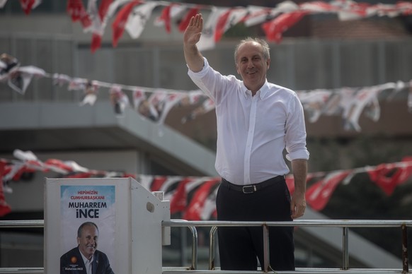 ISTANBUL, TURKEY - JUNE 16: CHP Party presidential candidate Muharrem Ince speaks to supporters from the roof of his campaign bus during a campaign rally in Uskudar on June 16, 2018 in Istanbul, Turke ...