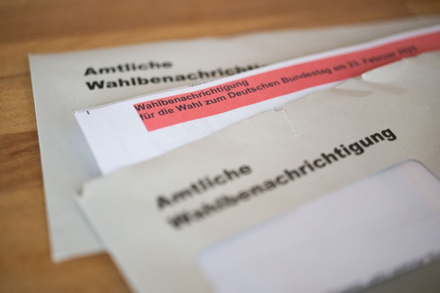 16.01.2025, Baden-Württemberg, Stuttgart: Amtliche Wahlbenachrichtigungen für die Wahl zum Deutschen Bundestag am 23. Februar 2025 liegen auf einem Tisch. Foto: Marijan Murat/dpa +++ dpa-Bildfunk +++