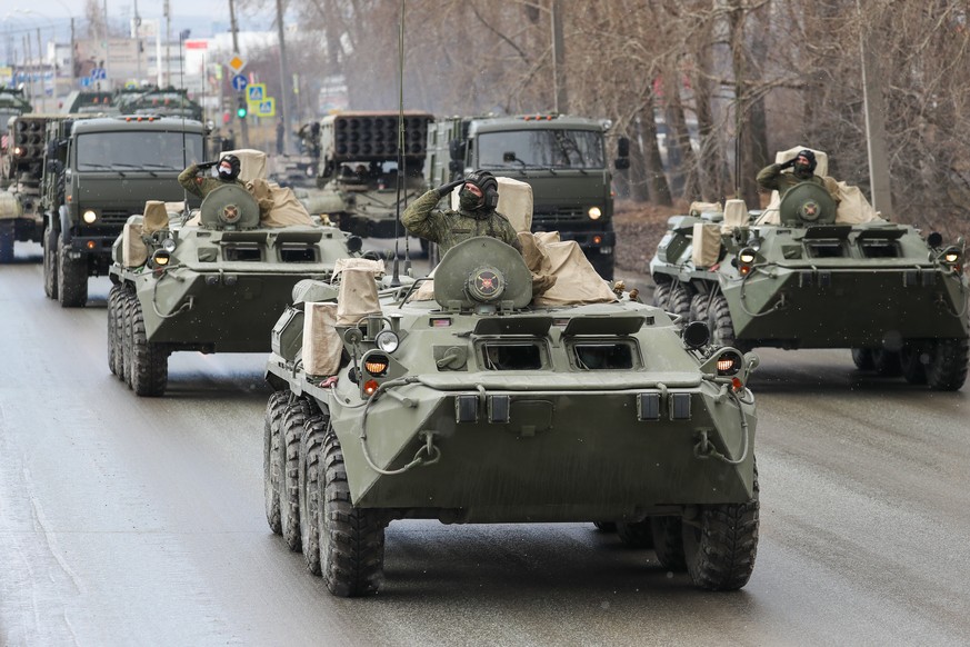 Russische Panzer. Das Land steht an vierter Stelle der weltweiten Ausgaben für Militärausgaben.