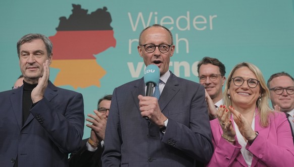 23.02.2025, Berlin: Friedrich Merz (CDU, M), Parteivorsitzender und Kanzlerkandidat, spricht neben Markus S