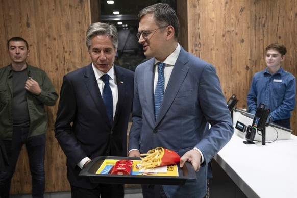 Ukraine Foreign Minister Dmytro Kuleba and U.S. Secretary of State Antony Blinken pick up food at a McDonald&#039;s in Kyiv, Ukraine, Wednesday, Sept. 6, 2023. (Brendan Smialowski/Pool via AP)