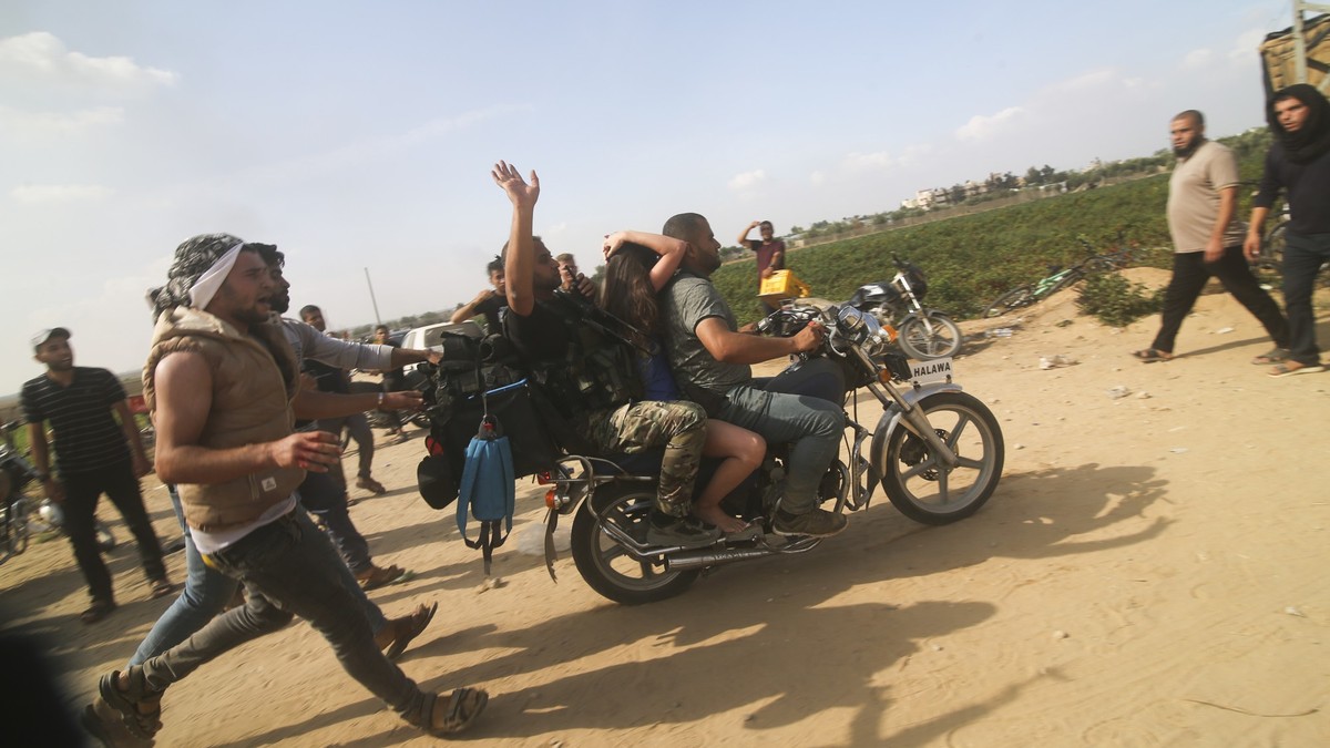 ARCHIV - 07.10.2023, Palästinensische Gebiete, Gaza: Palästinenser transportieren eine gefangene israelische Zivilistin, Noa Argamani, auf einem Motorrad aus dem Süden Israels im Gazastreifen am 7. Ok ...