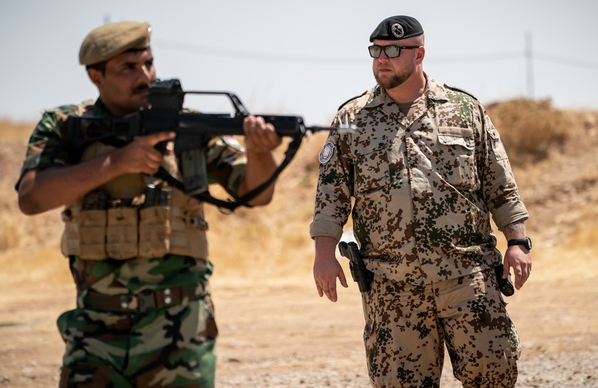 Ein Bundeswehr Soldat begleitet am Truppenübungsplatz in Bnaslawa die Ausbildung kurdischer Peschmerga im nordirakischen Kurdengebiet.