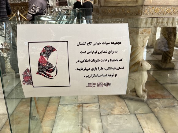 Iran: Schilder sollen Frauen daran erinnern, das Kopftuch zu tragen.