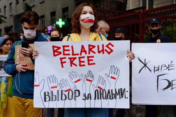 Ukraine: Action in support of protests in Belarus KYIV, UKRAINE - AUGUST 13, 2020: Activists hold a rally in support of the protests in Belarus near the Embassy of Belarus in Kyiv demand the resignati ...