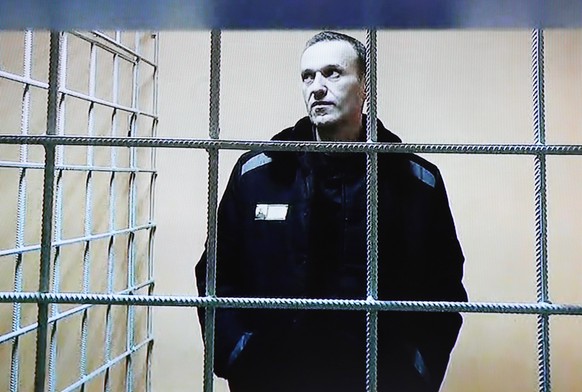 ARCHIV - 28.12.2021, Russland, Petushki: Alexej Nawalny, Oppositionspolitiker aus Russland, ist während einer Gerichtsverhandlung per Video aus einem Gefängnis zugeschaltet. Der russische Oppositionsp ...