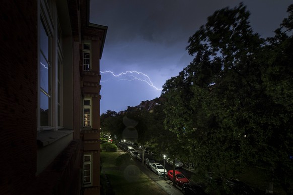 Blitze zuecken im Rahmen eines Gewitters in Berlin, 09.08.2018. Berlin Deutschland *** Lightning covered in a thunderstorm in Berlin 09 08 2018 Berlin Germany PUBLICATIONxINxGERxSUIxAUTxONLY Copyright ...