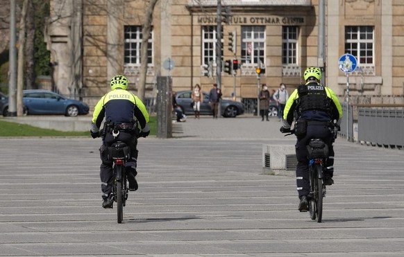 Polizisten der Fahrradstaffel radeln durch das Zentrum der Stadt.