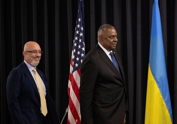 Der ukrainische Verteidigungsminister Olexij Resnikow kam mit US-Verteidigungsminister Lloyd Austin bei der Ukraine-Konferenz auf der US-Airbase Ramstein zusammen.