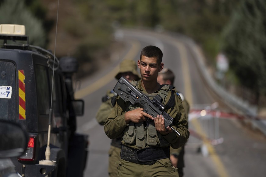 14.10.2023, Libanon, ---: Israelische Soldaten bewachen einen Kontrollpunkt nahe der Grenze zu Israel. Foto: Petros Giannakouris/AP/dpa +++ dpa-Bildfunk +++