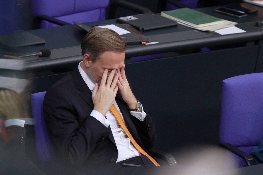 Berlin, Deutschland, 14.12.2023: Sitzungswoche im Deutschen Bundestag, 144. Sitzung: Bundesfinanzminister Christian Lindner, FDP, hält sich die Hände vors Gesicht. *** Berlin, Germany, 14 12 2023 Week ...