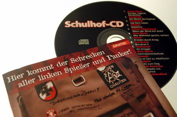 NPD Schulhof-CD Die sogenannte Schulhof-CD der rechtsradikalen NPD. Die NPD verteilt diese CD gratis in grossen Stueckzahlen vor Schulen. 7.9.2005

NPD Schoolyard CD the called Schoolyard CD the rig ...