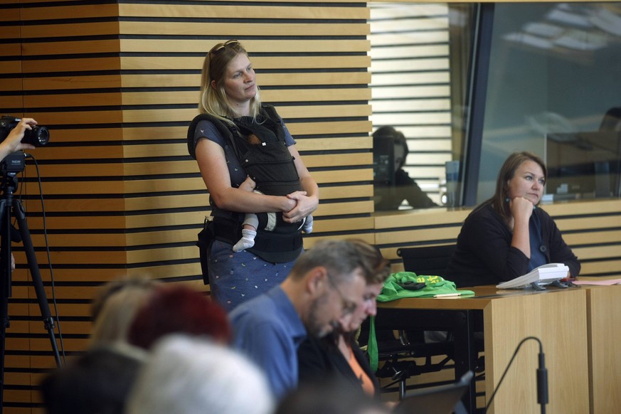 Madeleine Henfling mit ihrem mittlerweile 7 Wochen alten Sohn im Erfurter Landtag.