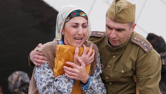 Krim, Gedenktag für die Opfer der Deportation der Krimtataren CRIMEA, RUSSIA MAY 16, 2022: A theatrical performance at the Path of Revival of the Peoples of Crimea memorial at the Siren rail station i ...