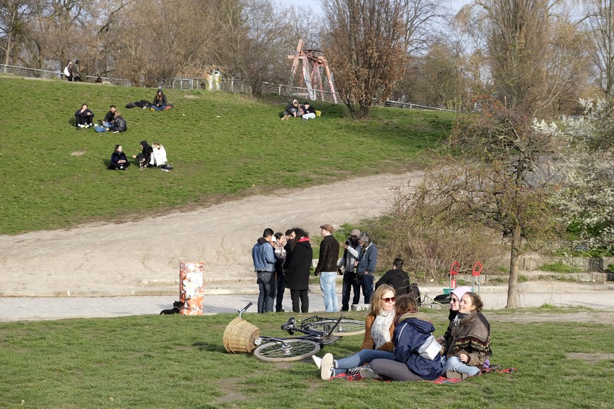 Jungen Menschen gehen trotz Coronavirus und Ausgangsbeschränkung weiter im Freien feiern.