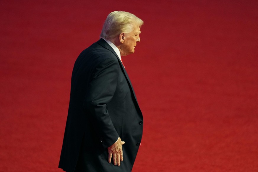 19.01.2025, USA, Washington: Der designierte US-Präsident Donald Trump kommt an, um bei einer Kundgebung seiner Amtseinführung zu sprechen. Foto: Alex Brandon/AP/dpa +++ dpa-Bildfunk +++