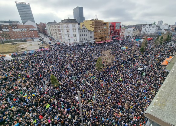 03.03.2022, Hamburg: Mehrere tausend Demonstranten stehen bei einer Kundgebung auf dem Spielbudenplatz und der Reeperbahn im Stadtteil St. Pauli zusammen. Die Organisation Fridays for Future geht an d ...