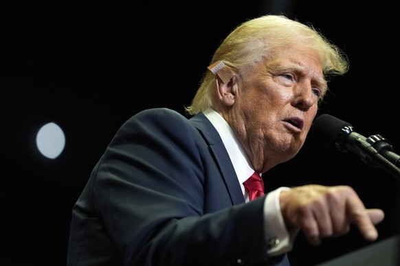 20.07.2024, USA, Grand Rapids: Der republikanische Präsidentschaftskandidat und ehemalige US-Präsident Donald Trump spricht bei einer Wahlkampfveranstaltung. Foto: Evan Vucci/AP/dpa +++ dpa-Bildfunk + ...