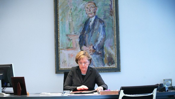Bundeskanzlerin Angela Merkel in ihrem Arbeitszimmer im Kanzleramt in Berlin. (Archivbild)
+++ Die Verwendung des sendungsbezogenen Materials ist nur mit dem Hinweis und Verlinkung auf TVNOW gestatte ...