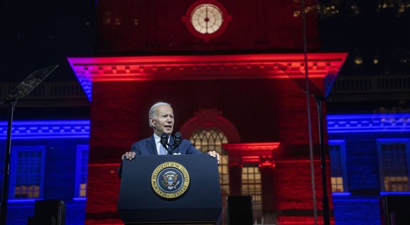 Joe Biden hält zur Hauptsendezeit eine Rede und ruft zur Verteidigung der Demokratie im Land auf. 