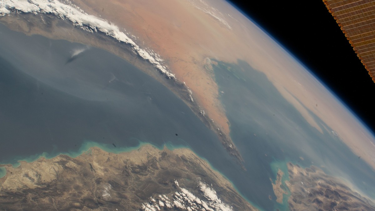 HANDOUT - 18.08.2022, ---, Straße von Hormus: Die von der Nasa erstellte Satellitenaufnahme zeigt die Straße von Hormus, die den Golf von Oman (l) mit dem Persischen Golf (r) verbindet. Die Wasserstra ...