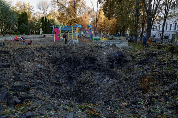 People view the scene of Russian missile strikes, as Russia&#039;s attack continues, in Kyiv, Ukraine October 10, 2022. REUTERS/Valentyn Ogirenko