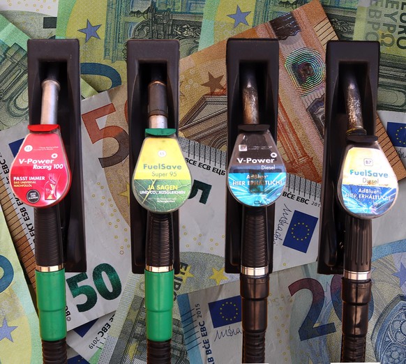 Bayern, Deutschland 12. Juni 2022: Hier eine Fotomontage, Symbolfoto einer Zapfsäule an einer Tankstelle, im Hintergrund Geld, Geldscheine, bei den ständig steigender Spritpreisen