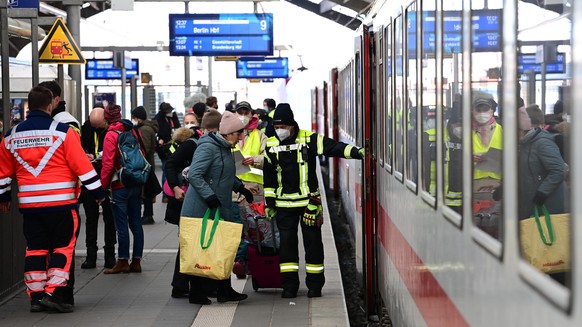 Flüchtlinge aus der Ukraine sind mit einem Sonderzug aus Warschau angekommen und steigen nach der Kontrolle durch die Bundespolizei vom Nachbarbahnsteig in einen Sonderzug (r) der Deutschen Bahn nach  ...