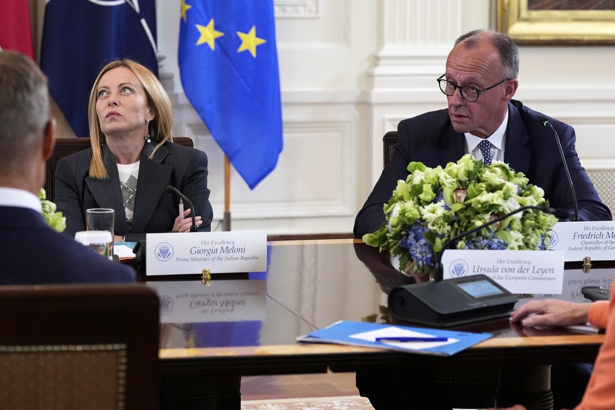 19.08.2025, USA, Washington: Italiens Ministerpräsidentin Giorgia Meloni (l) und Bundeskanzler Friedrich Merz (CDU) hören während eines Treffens mit US-Präsident Trump, dem ukrainischen Präsidenten Se ...