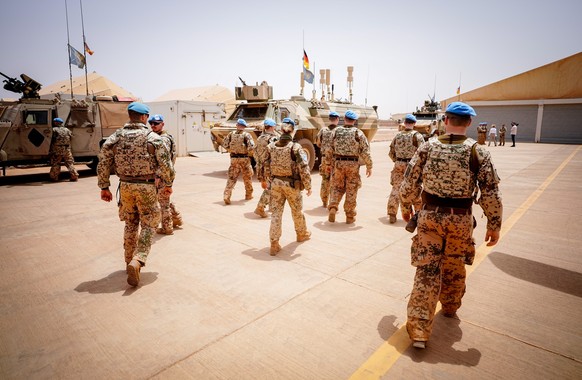 Soldaten:innen der Bundeswehr bei der Arbeit im Camp Castor in der Stadt Gao, Mali.